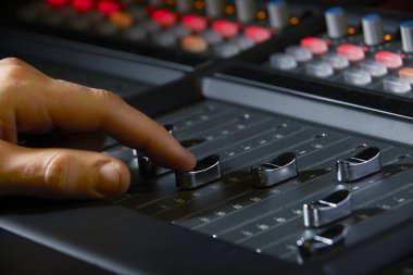 Ses geçişi ayar düğmesi Studio'da itme kayıt mühendisi, yakın çekim