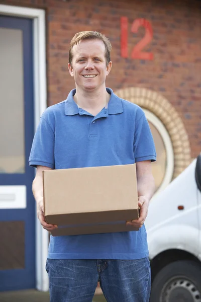 Courier entrega pacote para o escritório — Fotografia de Stock