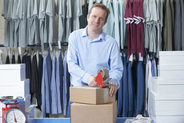 Muž spuštěn Online obchod s oblečením — Stock fotografie