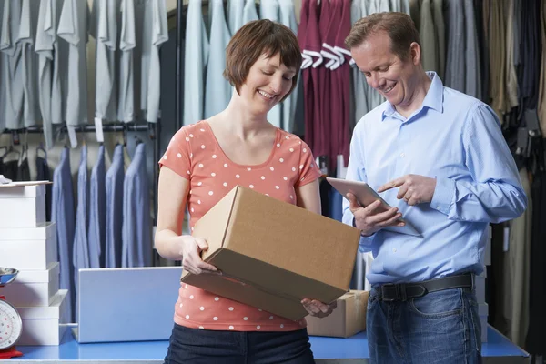 Casal correndo loja de roupas on-line — Fotografia de Stock