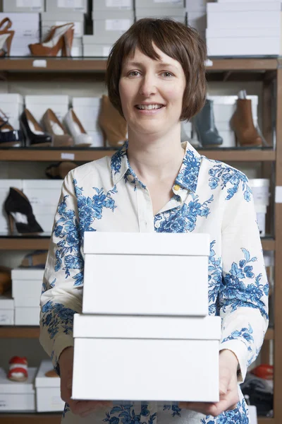 Proprietario femminile di scarpe negozio di scatole di trasporto — Foto Stock