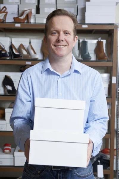 Proprietário masculino de sapato loja transportando caixas — Fotografia de Stock