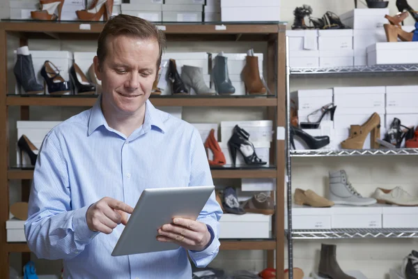 Homme d'affaires exécutant des affaires en ligne de chaussure avec la tablette numérique — Photo