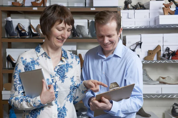 Пара работает онлайн обувной бизнес — стоковое фото