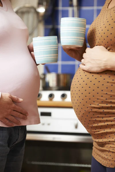 Två gravida vänner ha kaffe tillsammans — Stockfoto