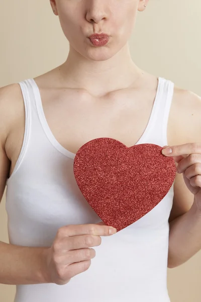 Detail einer jungen Frau mit funkelndem roten Herz — Stockfoto