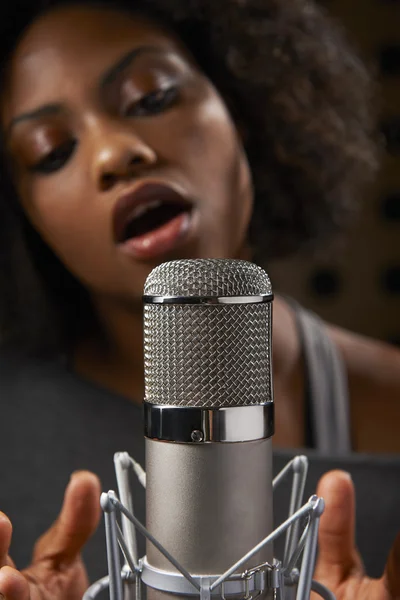 Vocalista femenina en estudio de grabación — Foto de Stock
