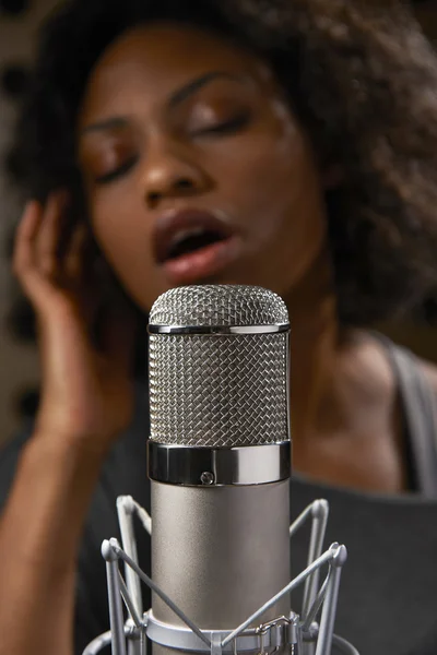 Жіночий вокаліст студії звукозапису — стокове фото