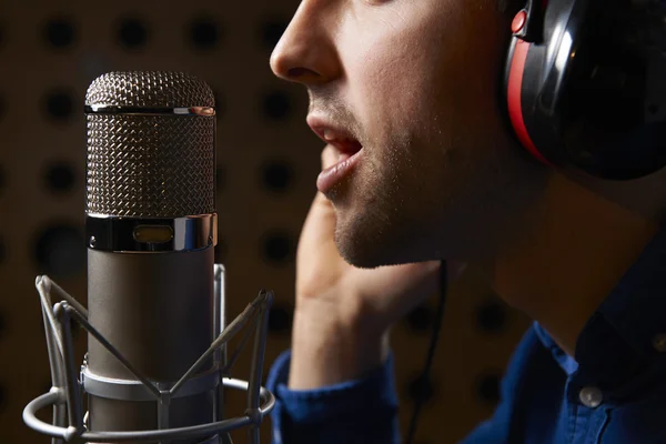 Vocalista masculino cantando em microfone no estúdio de gravação — Fotografia de Stock