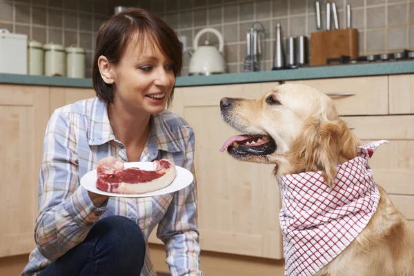 Propietario mimar perro mascota con comida de filete fresco —  Fotos de Stock