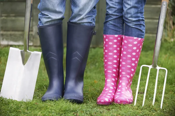 Närbild på par trädgårdsskötsel Spade och gaffel — Stockfoto