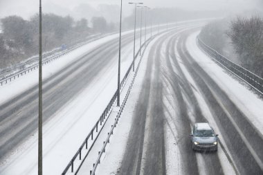 Otoyolda kar fırtınası sırasında tek araba