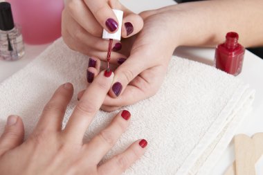 Güzellik salonunda boyalı tırnakları olan kadın