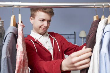 Genç çocuk gardırop giysiler seçmek