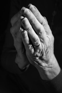 Siyah ve beyaz resim üst düzey kadının elleri dua katıldı