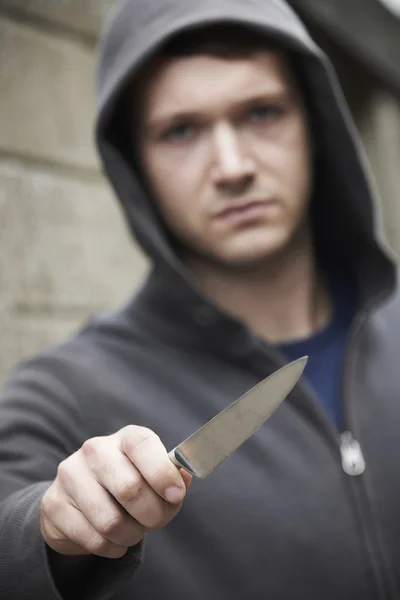 Menaçant regardant homme tenant couteau — Photo