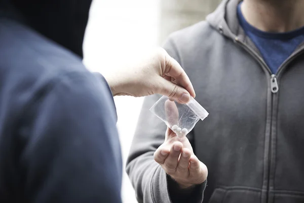 Homem comprando drogas na rua — Fotografia de Stock