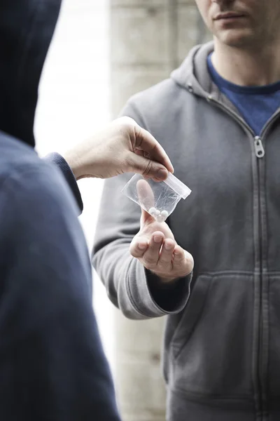 Hombre comprando drogas en la calle —  Fotos de Stock