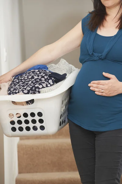 Kobieta w ciąży robi zajęciach w domu — Zdjęcie stockowe