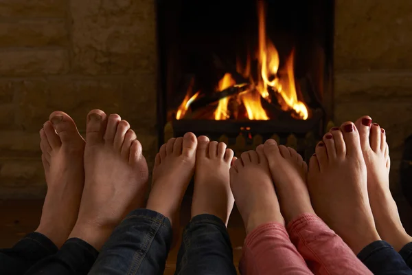 Familie wärmt Füße am Feuer — Stockfoto