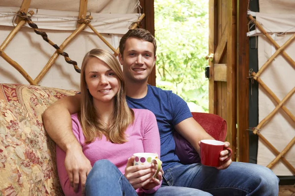 Paar genießt Luxus-Camping-Urlaub in Jurte — Stockfoto