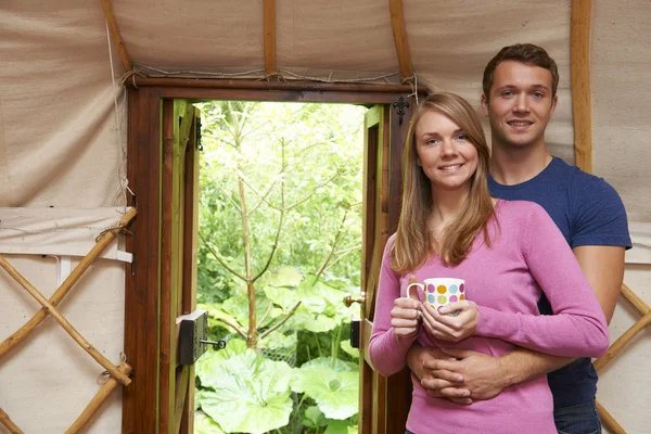 Casal desfrutando de férias de acampamento de luxo em Yurt — Fotografia de Stock