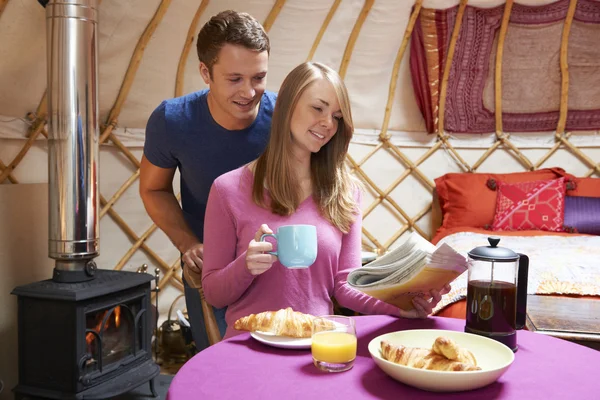 Casal Apreciando Férias Camping Em Yurt Tradicional — Fotografia de Stock