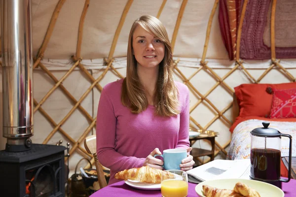 Kvinna som njuter av frukost medan Camping i traditionella Yurt — Stockfoto