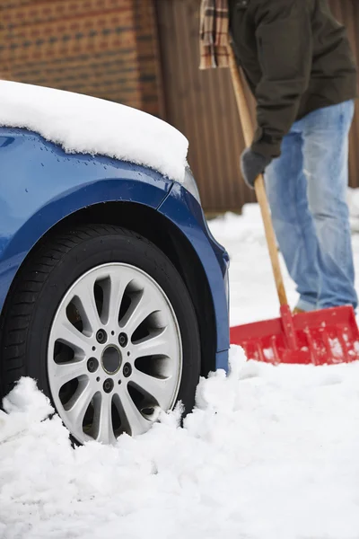 Motorista excavando coche de la nieve — Foto de Stock