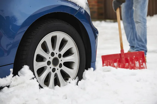 Motorista excavando coche de la nieve — Foto de Stock