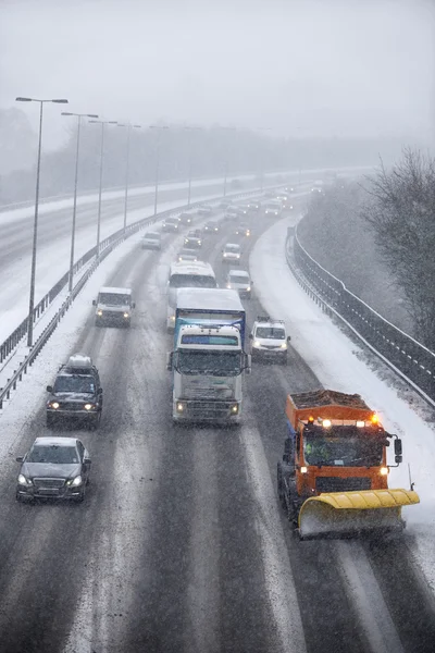 Snowplough Clearing snelweg in de Winter — Stockfoto