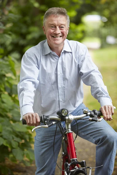 Homem sênior desfrutando passeio de ciclo — Fotografia de Stock