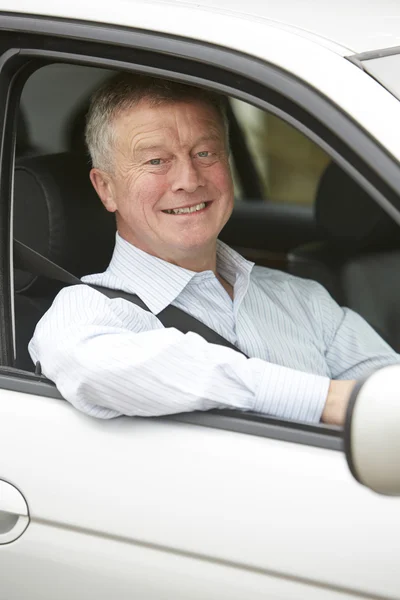 Retrato del conductor senior en el coche — Foto de Stock