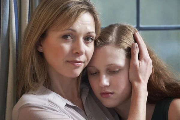 Mor tröstande tonårsdotter — Stockfoto