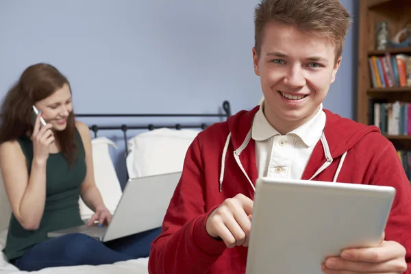 Les adolescents utilisant la technologie numérique à la maison — Photo