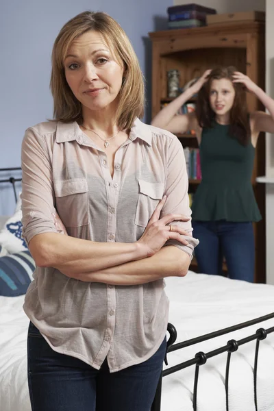 Adolescente menina argumentando com a mãe — Fotografia de Stock