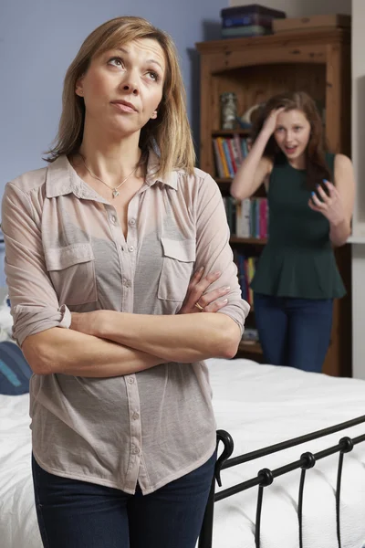 Filha adolescente discutindo com a mãe — Fotografia de Stock