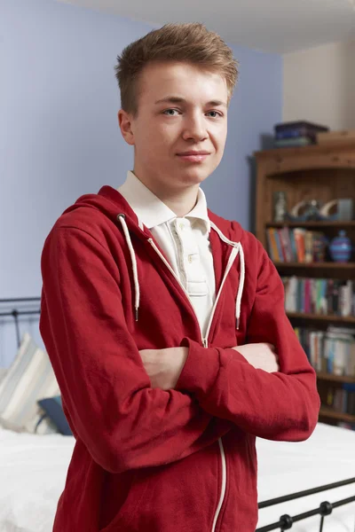 Portrait de adolescent garçon à la maison dans chambre à coucher — Photo