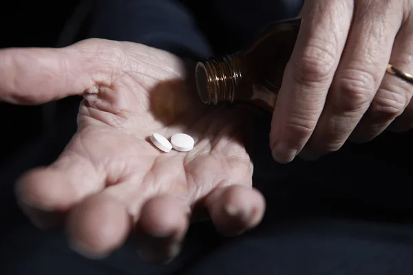 Primer plano de la mujer mayor con medicamentos — Foto de Stock