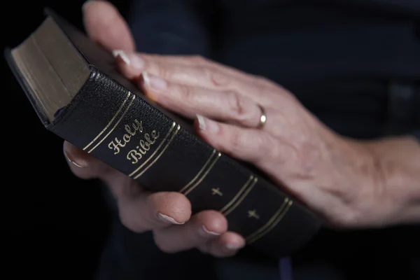 Nahaufnahme einer Seniorin mit Bibel — Stockfoto