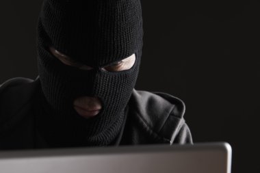 Maskeli adam erişen bilgisayar veri