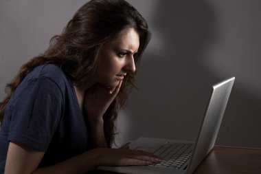 Tehditkar ile genç kız Laptop istimal arka planda gölge