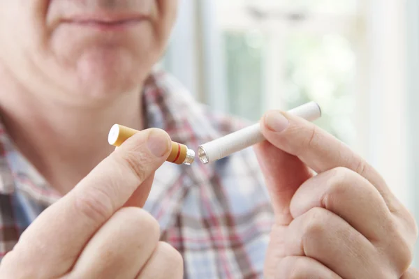 Man Using Electronic Cigarette To Stop Smoking — Stock Photo, Image