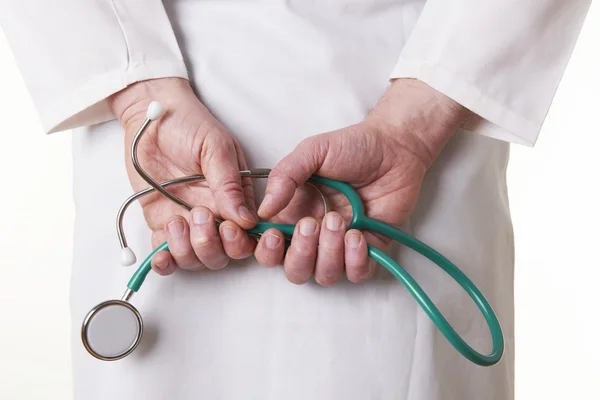 Gros plan du médecin tenant un stéthoscope derrière le dos — Photo