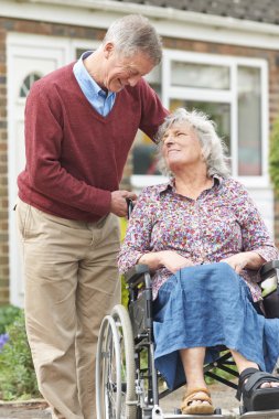 Komuta sizde Engelli karısı tekerlekli sandalyede iterek
