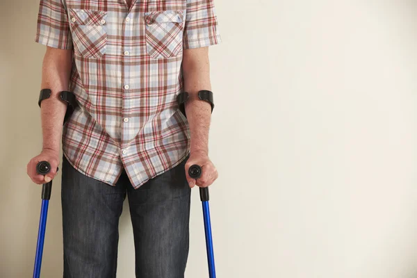 Primer plano del hombre usando muletas — Foto de Stock