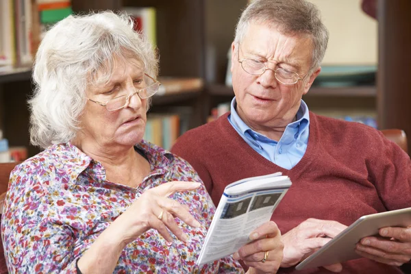 Verwirrtes Senioren-Paar versucht, digitales Tablet zu bedienen — Stockfoto