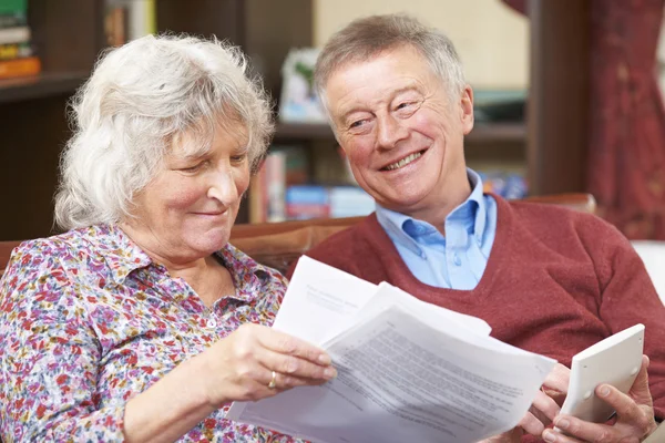 Para starszy patrząc na domowych finansów razem — Zdjęcie stockowe