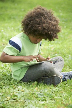Genç çocuk parkında dijital Tablet kullanma