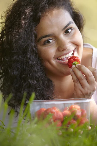 야외에서 먹는 딸기 예쁜 젊은 여자 — 스톡 사진